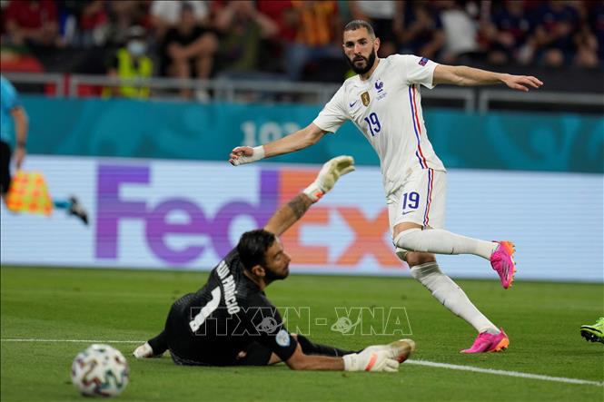 Trong ảnh: Tiền đạo Pháp Karim Benzema (phải) ghi bàn thứ hai vào lưới tuyển Bồ Đào Nha ở lượt cuối bảng F, vòng chung kết EURO 2020 tại Budapest (Hungary) ngày 23/6/2021. Ảnh: AFP/TTXVN
