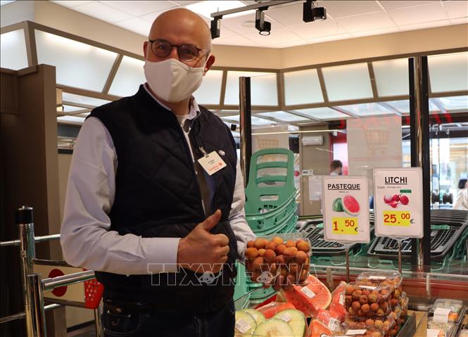 Ông Weiss, quản lý siêu thị Carrefour Tongres, Brussels và lô vải thiều Việt Nam. Ảnh: Hương Giang - PV TTXVN tại Bỉ