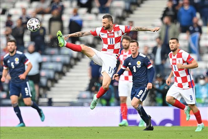Trong ảnh: Pha đi bóng của tiền vệ Croatia Marcelo Brozovic trong trận gặp Scotland lượt cuối bảng D. Ảnh: AFP/TTXVN

