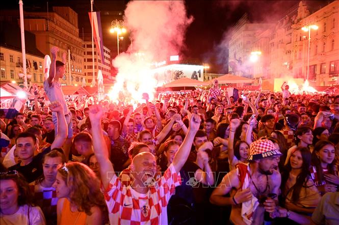 Trong ảnh: Niềm vui của cổ động viên Croatia ở quê nhà Zagreb khi đội nhà vượt qua Scotland để giành vé vào vòng 1/8 trong trận đấu lượt cuối bảng D. Ảnh: AFP/TTXVN

