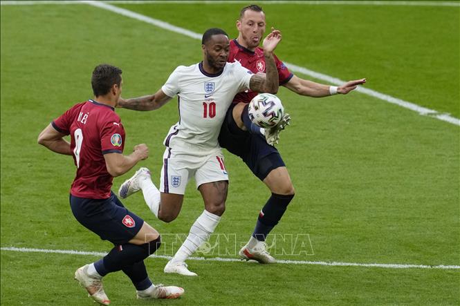 Trong ảnh: Tiền đạo Raheem Sterling của đội tuyển Anh nỗ lực đi bóng trong sự đeo bám quyết liệt của hậu về đội tuyển CH Séc trong trận đấu ở lượt đấu cuối bảng D. Ảnh: AFP/TTXVN