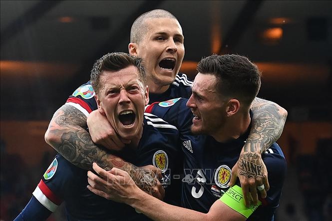 Trong ảnh: Tiền vệ Scotland McGregor (giữa) ăn mừng bàn thắng vào lưới tuyển Croatia trong trận đấu lượt cuối bảng D. Ảnh: AFP/TTXVN


