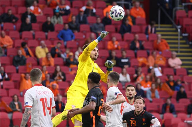 Trong ảnh: Thủ thành Bắc Macedonia Stole Dimitrievski cản phá một pha bóng trong trận gặp Hà Lan tại bảng C. Ảnh: AFP/ TTXVN

