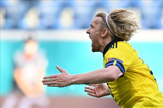 Trong ảnh: Tiền vệ Thụy Điển Emil Forsberg (trái) ăn mừng sau khi ghi bàn thắng vào lưới Slovakia. Ảnh: AFP/TTXVN

