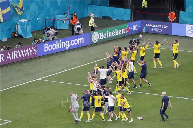 Trong ảnh: Các tuyển thủ Thụy Điển ăn mừng chiến thắng 3-2 trước Ba Lan trong trận đấu tại Bảng E. Ảnh: AFP/TTXVN

