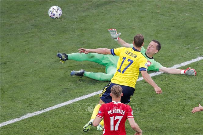 Trong ảnh: Tiền vệ Thụy Điển Viktor Claesson (giữa) dứt điểm thành công vào lưới Ba Lan, nâng tỷ số lên 3-2 cho đội nhà trong trận đấu tại Bảng E. Ảnh: AFP/TTXVN

