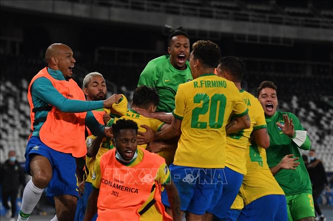 Trong ảnh: Các cầu thủ Brazil ăn mừng chiến thắng trước Colombia tại Copa America 2021 trên sân Nilton Santos ở thành phố Rio de Janeiro, Brazil ngày 23/6/2021. Ảnh: AFP/TTXVN