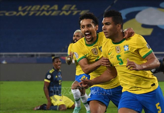Trong ảnh: Các cầu thủ Brazil ăn mừng chiến thắng trước Colombia tại Copa America 2021 trên sân Nilton Santos ở thành phố Rio de Janeiro, Brazil ngày 23/6/2021. Ảnh: AFP/TTXVN