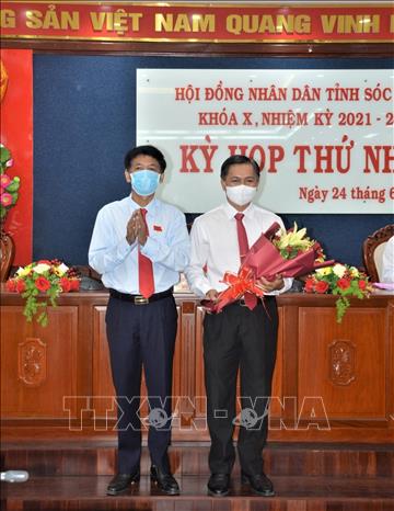 Ông Lâm Văn Mẫn (bên trái), Bí thư Tỉnh ủy Sóc Trăng tặng hoa chúc mừng ông Trần Văn Lâu tái đắc cử Chủ tịch UBND tỉnh Sóc Trăng. Ảnh: Chanh Đa-TTXVN