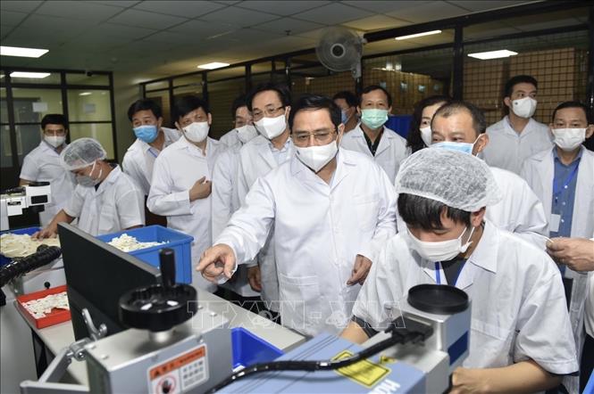 Trong ảnh: Thủ tướng Phạm Minh Chính thăm Công ty TNHH Medicon. Ảnh: TTXVN 