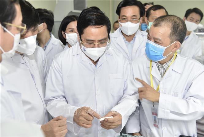 Trong ảnh: Thủ tướng Phạm Minh Chính thăm Công ty TNHH Medicon. Ảnh: TTXVN 