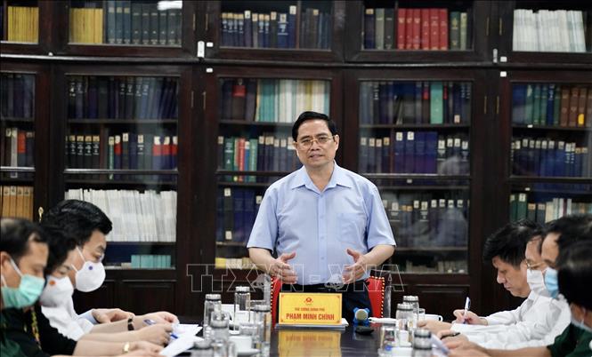 Trong ảnh: Thủ tướng Phạm Minh Chính đến thăm và làm việc với lãnh đạo Viện Vệ sinh Dịch tễ Trung ương. Ảnh: TTXVN