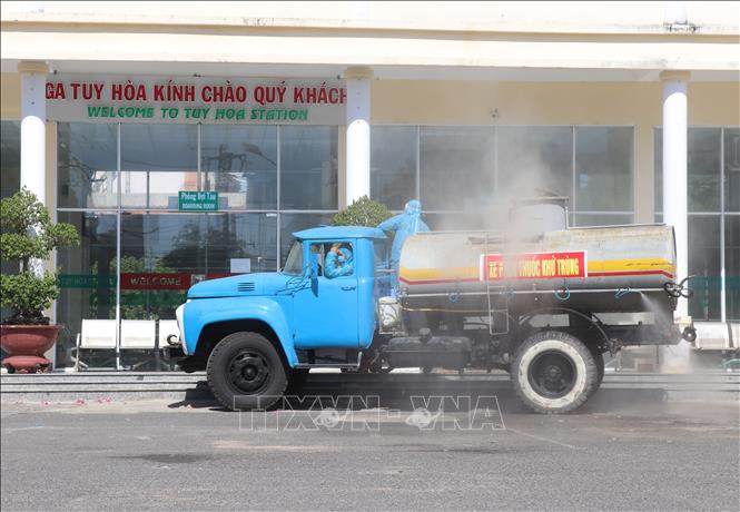 Trong ảnh: Xe chuyên dụng của Bộ Chỉ huy Quân sự tỉnh Phú Yên phun khử khuẩn tại Ga Tuy Hòa. Ảnh: Phạm Cường-TTXVN