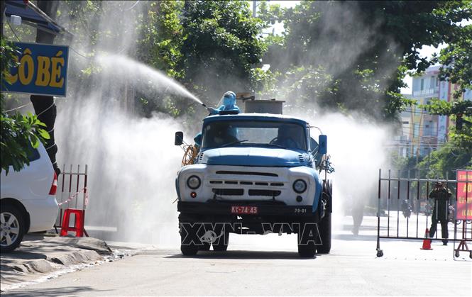 Trong ảnh: Xe chuyên dụng của Bộ Chỉ huy Quân sự tỉnh Phú Yên phun khử khuẩn khu vực đang bị phong tỏa trên đường Trần Phú, phường 2, thành phố Tuy Hòa. Ảnh: Phạm Cường-TTXVN