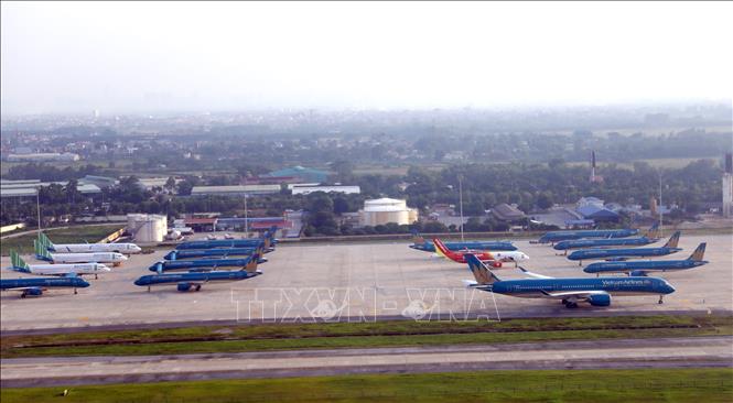 Trong ảnh: Chỉ riêng hãng hàng không quốc gia Vietnam Airlines mỗi đêm có tới 30 máy bay đỗ ở Nội Bài, trong đó có hơn chục chiếc không khai thác. Ảnh: Huy Hùng - TTXVN