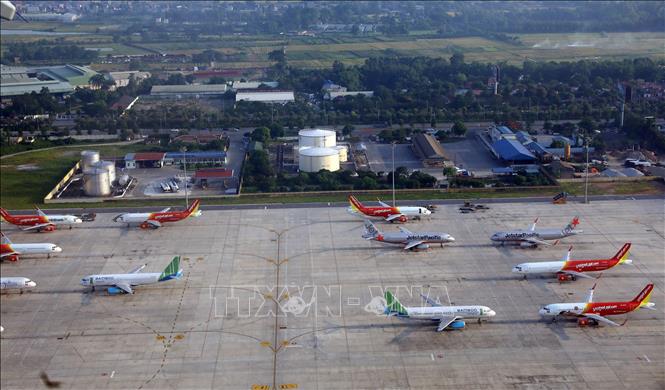 Trong ảnh: Ngoài Vietnam Airlines có số lượng tàu bay đậu lại nhiều, hãng hàng không Vietjet Air cũng có số tàu bay phải nằm lại ở sân bay tương tự. Ảnh: Huy Hùng - TTXVN. Ảnh: Huy Hùng - TTXVN