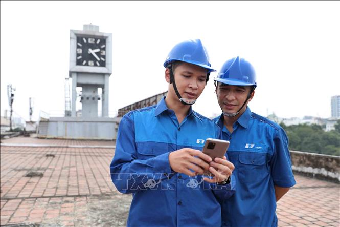 Trong ảnh: Tháng 12/2020, Tập đoàn Bưu chính Viễn thông Việt Nam (VNPT) chính thức công bố vùng phủ sóng VinaPhone 5G tại Hà Nội và TP. Hồ Chí Minh. Ảnh: Minh Quyết - TTXVN