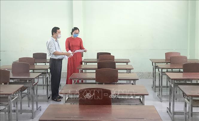 Tronga rnh: Phó Chủ tịch UBND tỉnh Vĩnh Long Nguyễn Thị Quyên Thanh kiểm tra cơ sở vật chất ở Trường THPT Tân Lược, huyện Bình Tân. Ảnh: Lê Thúy Hằng - TTXVN