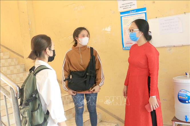 Trong ảnh: Phó Chủ tịch Ủy ban nhân dân tỉnh Vĩnh Long Nguyễn Thị Quyên Thanh trao đổi với học sinh Trường THPT Tân Lược, huyện Bình Tân. Ảnh: Lê Thúy Hằng - TTXVN