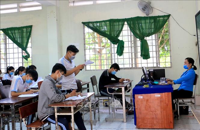 Trong ảnh: Học sinh Trường THPT Tân Lược, huyện Bình Tân tích cực ôn tập chuẩn bị cho kỳ thi. Ảnh: Lê Thúy Hằng – TTXVN