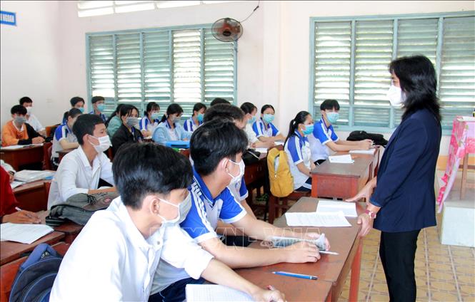 Trong ảnh: Phó Giám đốc Sở Giáo dục và Đào tạo tỉnh Vĩnh Long Nguyễn Thị Ngọc Hà trao đổi với học sinh Trường THPT Hựu Thành, huyện Trà Ôn. Ảnh: Lê Thúy Hằng - TTXVN
