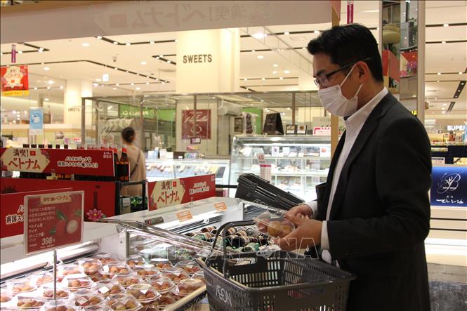 Người tiêu dùng Nhật Bản chọn mua vải thiều Việt Nam ở siêu thị AEON. Ảnh: Đào Thanh Tùng-P/v TTXVN tại Nhật Bản