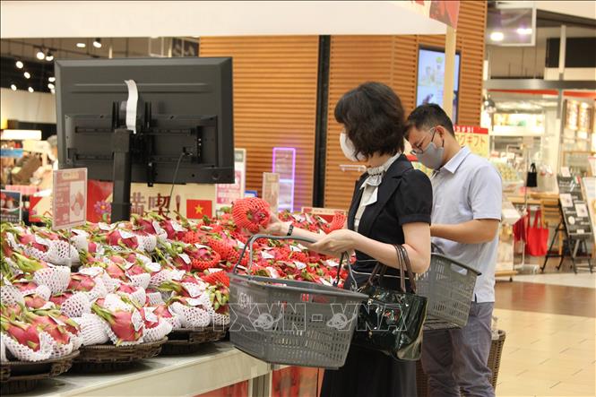 Người tiêu dùng Nhật Bản chọn mua hoa quả Việt Nam ở siêu thị AEON. Ảnh: Đào Thanh Tùng-P/v TTXVN tại Nhật Bản