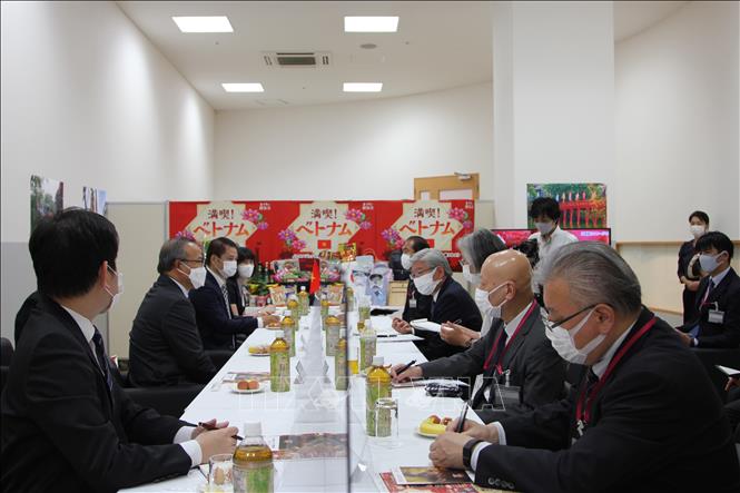 Ông Soichi Okazaki (thứ 4 bên phải), Ủy viên Ban Điều hành AEON phụ trách khu vực ASEAN tiếp Đại sứ Vũ Hồng Nam (thứ 2 bên trái). Ảnh: Phạm Tuân-P/v TTXVN tại Nhật Bản