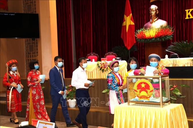Trong ảnh: Các đại biểu bỏ phiếu bầu các chức danh chủ chốt của HĐND và UBND tỉnh Hà Giang khóa XVIII, nhiệm kỳ 2021-2026. Ảnh: Minh Tâm-TTXVN