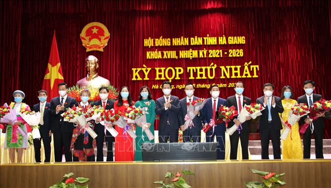 Trong ảnh: Các đồng chí lãnh đạo tỉnh Hà Giang tặng hoa chúc mừng Thường trực HĐND tỉnh và các Ban HĐND tỉnh Hà Giang khóa mới. Ảnh: Minh Tâm-TTXVN