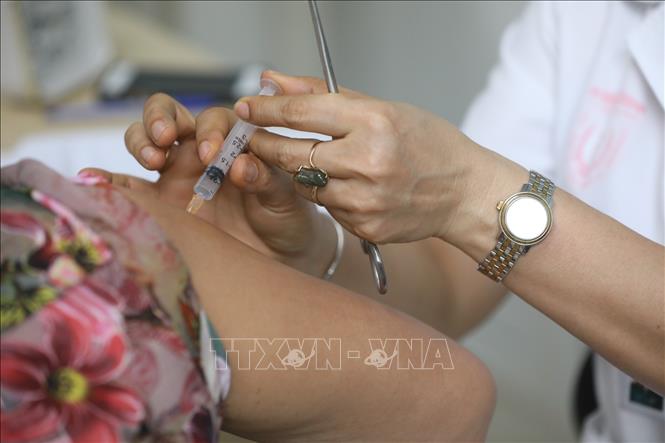 Trong ảnh: Nhân viên y tế tiêm thử nghiệm vaccine Nano Covax đợt 1, giai đoạn 3 cho tình nguyện viên tại Học viện Quân y. Ảnh: Minh Quyết - TTXVN