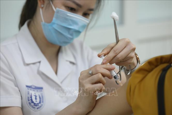 Trong ảnh: Nhân viên y tế tiêm thử nghiệm vaccine Nano Covax đợt 1, giai đoạn 3 cho tình nguyện viên tại Học viện Quân y. Ảnh: Minh Quyết - TTXVN
