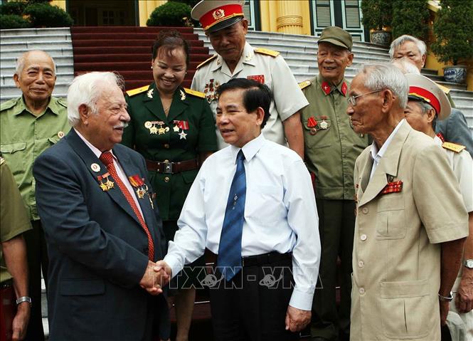 Chủ tịch nước Nguyễn Minh Triết thăm hỏi cựu chiến binh Kostas Sarantidis - Nguyễn Văn Lập, Đảng viên Đảng Cộng sản Việt Nam, nguyên chiến sĩ Trung đoàn 803, Liên khu 5 (ngày 30/6/2010, tại Phủ Chủ tịch). Ảnh: Nguyễn Khang - TTXVN