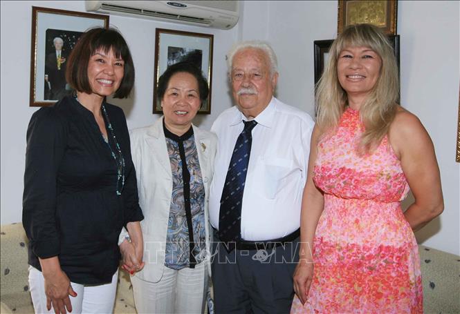 Ngày 3/6/2012, trong chuyến tham dự Hội nghị Thượng đỉnh Phụ nữ Toàn cầu lần thứ 22 tổ chức tại Thủ đô Athens (Hy Lạp), Phó Chủ tịch nước Nguyễn Thị Doan đến thăm gia đình ông Kostas Sarantidis - Nguyễn Văn Lập. Ảnh: Thống Nhất-TTXVN