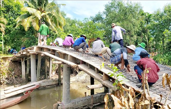 Cầu ông Năm Nhiệm (ấp Thới Hòa) là cây cầu thứ 5 trong năm 2021 được Tổ vận động xây cầu, đường Thới Hòa xây dựng. Ảnh: Thu Hiền - TTXVN