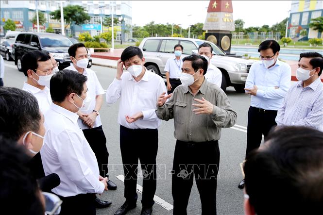 Thủ tướng Phạm Minh Chính kiểm tra tại khu cách ly Ký túc xá Đại học quốc gia Thành phố Hồ Chí Minh. Ảnh: Thành Chung - TTXVN