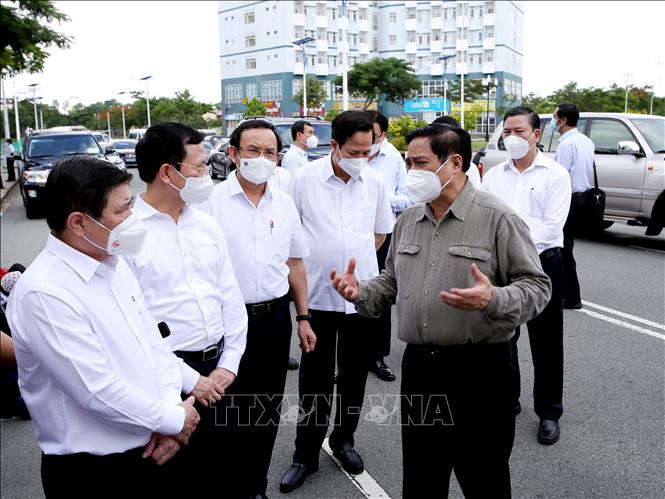 Thủ tướng Phạm Minh Chính kiểm tra tại khu cách ly Ký túc xá Đại học quốc gia Thành phố Hồ Chí Minh. Ảnh: Thành Chung - TTXVN