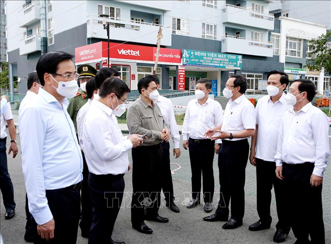 Thủ tướng Phạm Minh Chính kiểm tra tại khu cách ly Ký túc xá Đại học quốc gia Thành phố Hồ Chí Minh. Ảnh: Thành Chung - TTXVN