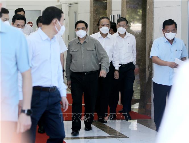 Thủ tướng Phạm Minh Chính tới làm việc tại Công ty cổ phần Công nghệ sinh học dược Nanogen. Ảnh: Thành Chung - TTXVN