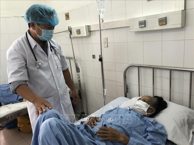 Bác sĩ thăm khám cho bệnh nhân sau can thiệp. Ảnh: TTXVN phát
