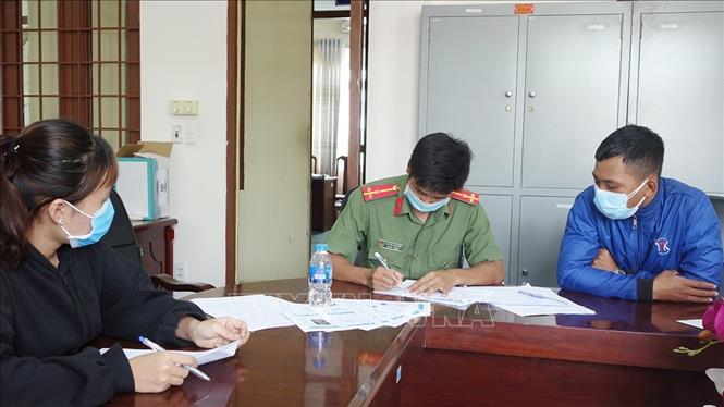Các đối tượng Đời (phải) và Trang (trái) thừa nhận với cơ quan Công an rằng thông tin trên là không chính xác. Ảnh: TTXVN phát