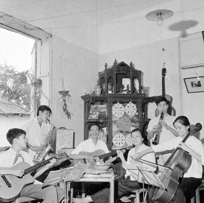 Trong ảnh: Một buổi vui giải trí của gia đình ông Nguyễn Văn Quý (Hàng Giầy, Hà Nội) sau giờ học tập, lao động (1973). Ảnh:Ngọc Quán