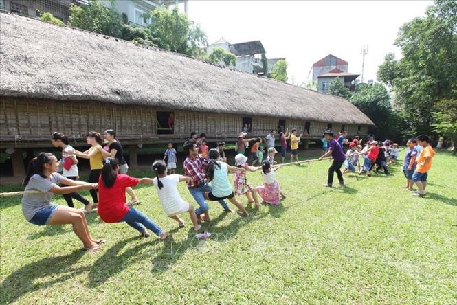 Trong ảnh: Các gia đình tham gia kéo co – một trò chơi dân gian mang đậm tính đoàn kết tại Bảo tàng dân tộc học Việt Nam Ảnh: Anh Tuấn – TTXVN