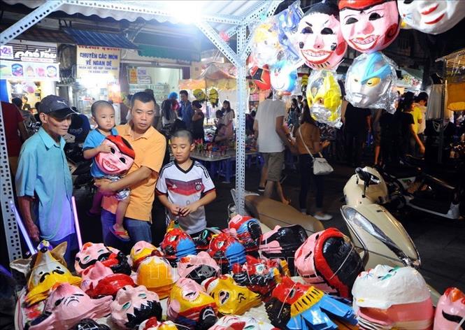 Trong ảnh: Nhiều gia đình cho con mua đồ chơi truyền thống nhân dịp Tết Trung thu trên phố Hàng Lược, Hà Nội (2015). Ảnh: Quang Quyết-TTXVN

