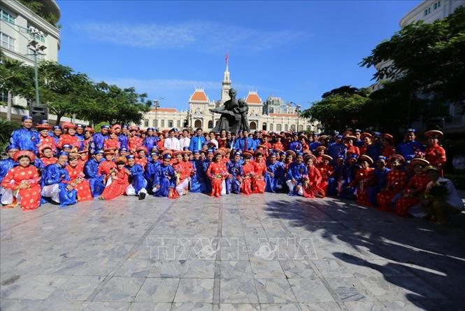 Trong ảnh: Lễ cưới tập thể  với chủ đề “Tôn vinh nét đẹp văn hóa Việt-năm 2013” cho 100 cặp vợ chồng là công nhân, giáo viên, người lao động có hoàn cảnh khó khăn đang sinh sống làm việc tại các khu chế xuất, khu công nghiệp trên địa bàn thành phố do đoàn thanh niên thành phố Hồ Chí Minh tổ chức. Ảnh: Thanh Vũ - TTXVN
