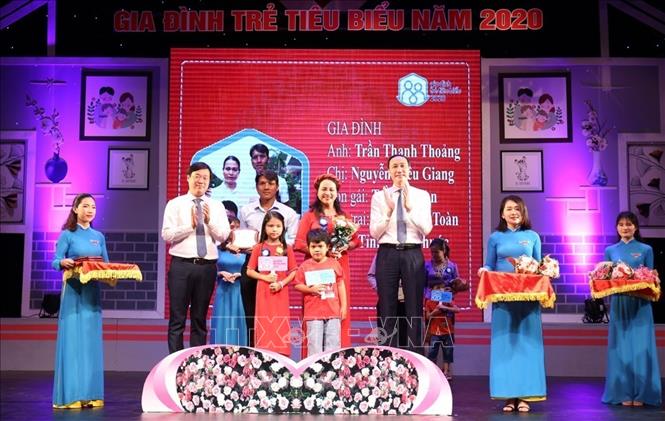 Trong ảnh: Một gia đình được tuyên dương 