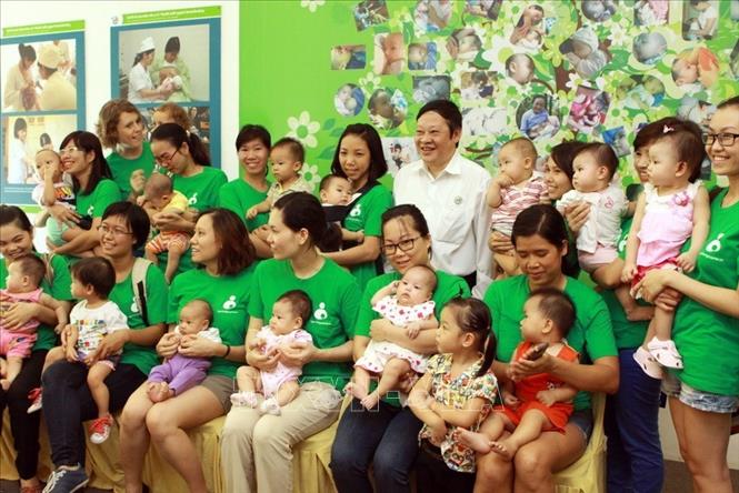 Trong ảnh: Thứ trưởng Bộ Y tế Nguyễn Viết Tiến cùng các bà mẹ đang nuôi con nhỏ hưởng ứng Tuần lễ Thế giới Nuôi con bằng sữa mẹ 2014 Bộ Y tế phối hợp với Quỹ Nhi đồng liên Hợp Quốc (UNICEF), Tổ chức Y tế Thế giới (WHO) và Dự án Alive & Thrive (A&T) tổ chức (2014). Ảnh: Dương Ngọc – TTXVN
