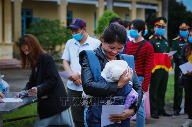 Trong ảnh: Niềm hạnh phúc của chị Nguyễn Thị Oanh (Nghệ An) khi bế cháu nội 4 tháng tuổi khỏe mạnh trên tay trong ngày nhận giấy chứng nhận hoàn thành thời gian cách ly phòng, chống dịch COVID-19 (cháu được bố mẹ gửi về từ Hàn Quốc và chị là công dân tình nguyện vào chăm cháu) . Ảnh: Trọng Đạt - TTXVN