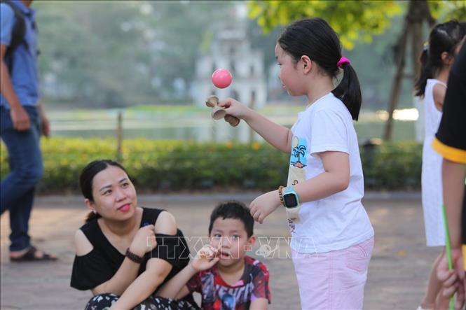 Trong ảnh: Các em nhỏ thích thú vui chơi cùng gia đình trên phố đi bộ hồ Gươm. Ảnh: Thành Đạt - TTXVN