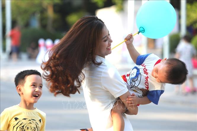 Trong ảnh: Hạnh phúc mẹ và con. Ảnh: Thành Đạt – TTXVN